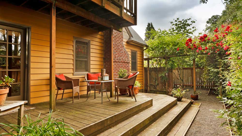 Outdoor Contemporary deck builder, with furniture, Milwaukee, Deck Builders